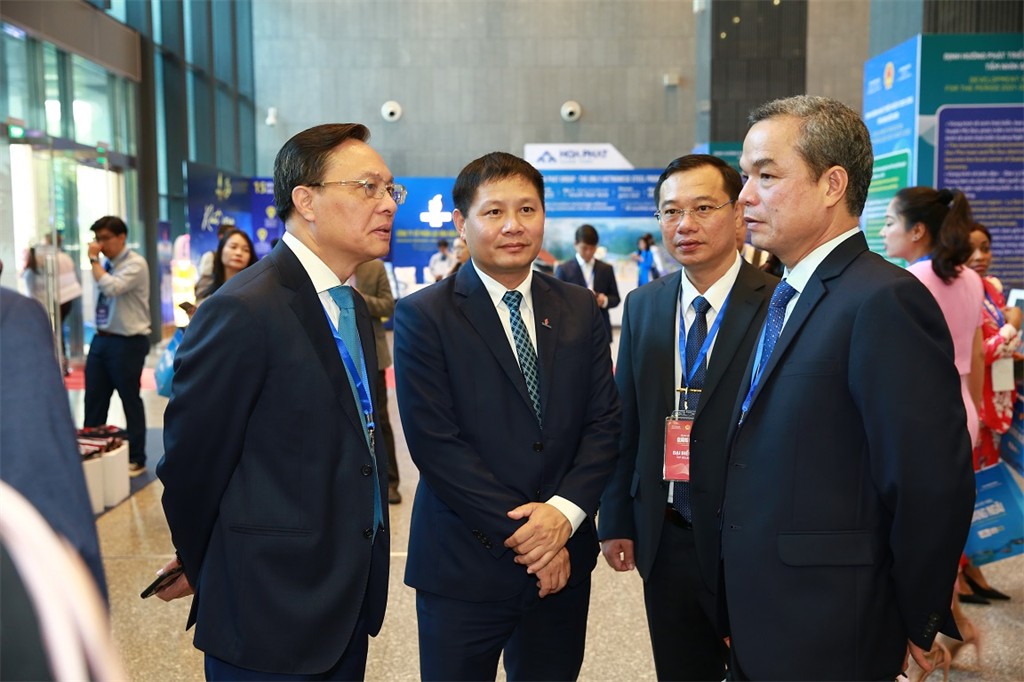 Thành viên HĐTV Petrovietnam Bùi Minh Tiến (ngoài cùng bên trái) và Tổng Giám đốc BSR Bùi Ngọc Dương gặp gỡ, trao đổi thông tin với đối tác.