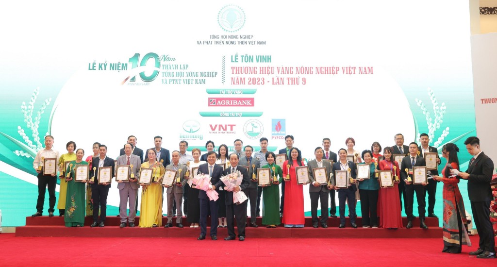 Thứ trưởng Nguyễn Hoàng Hiệp và ông Hồ Xuân Hùng trao chứng nhận cho 99 Thương hiệu Vàng nông nghiệp Việt Nam