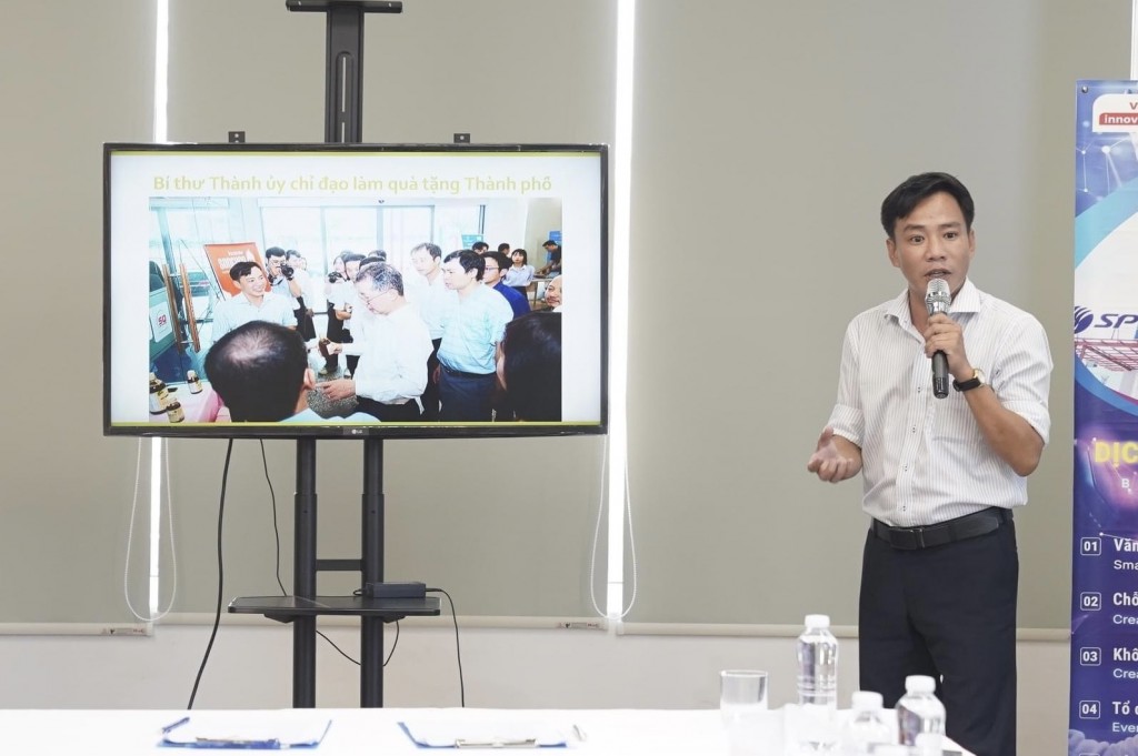 Ông Phan Thanh Hoàng - Giám đốc Công ty Cổ phần Thực Phẩm Vườn Rừng Tây Giang thuyết trình Dự án Forest Foods