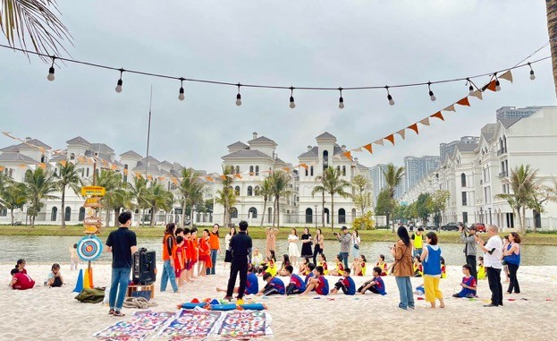 Vietgangz tập trung phát triển nhiều dịch vụ “may đo” cá nhân như tiệc sinh nhật, lễ cưới, tiệc team building khai thác triệt để lợi thế bãi biển đẹp nhất Hà Nội