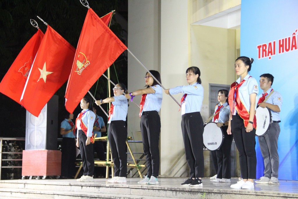 Nghi lễ chào cờ trong buổi khai mạc Trại huấn luyện kỹ năng phụ trách thiếu nhi Thủ đô lần thứ VII, năm 2023