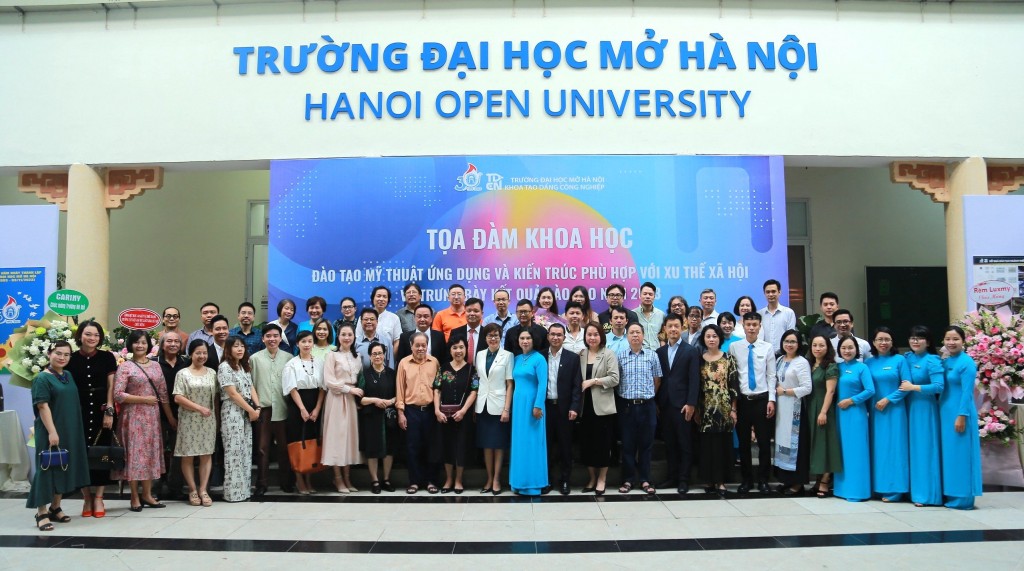 Các thầy cô, chuyên gia tham dự chương trình chụp ảnh lưu niệm tại trường Đại học Mở Hà Nội