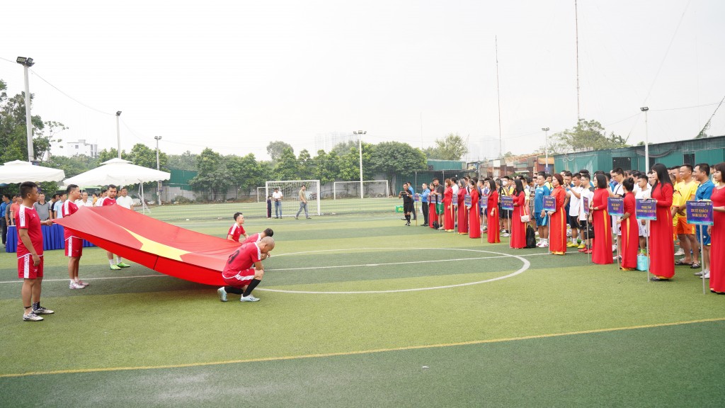 Các đội bóng thực hiện nghi thức chào cờ trước khi mùa giải chính thức khởi tranh