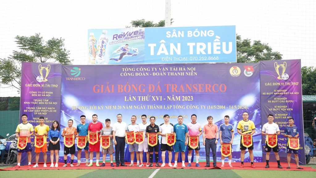 Ban Tổ chức tặng cờ lưu niệm tới 15 đội bóng tham gia giải