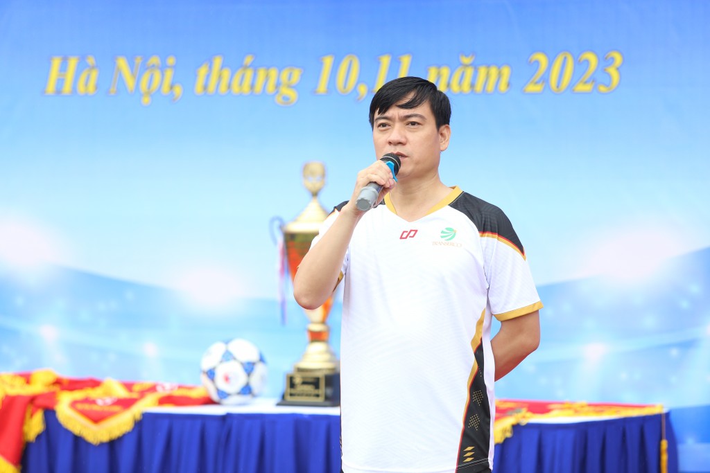 Cầu thủ Nguyễn Hoàng Anh - Đội tuyển bóng đá văn phòng Tổng công ty, đại diện cho hơn 200 cầu thủ tuyên thệ, thể hiện quyết tâm trước giải đấu