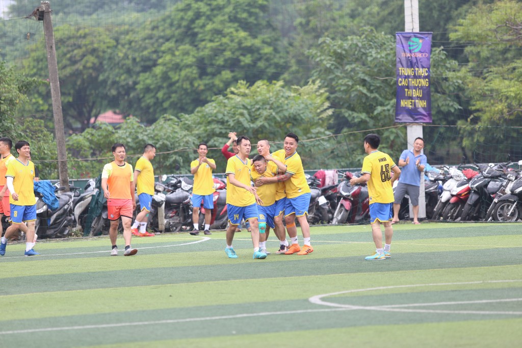 Niềm vui khi ghi được bàn thắng đã đến với đội Công ty CP Bến xe Hà Nội