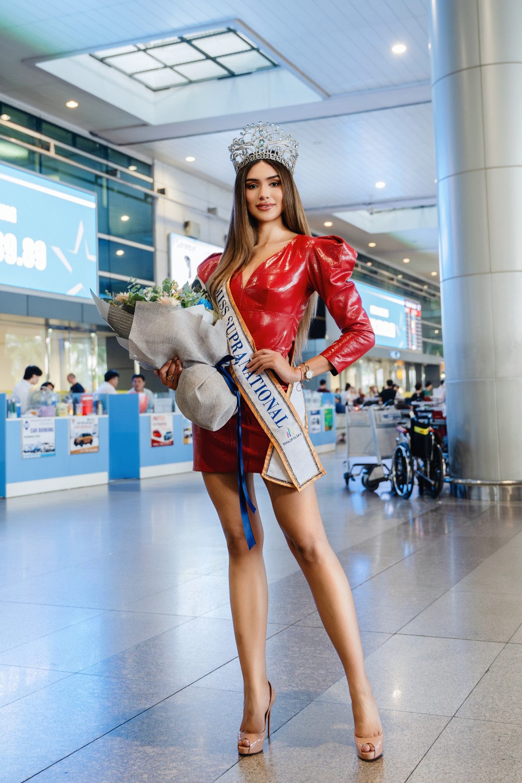 Đương kim Hoa hậu Siêu quốc gia tại sân bay