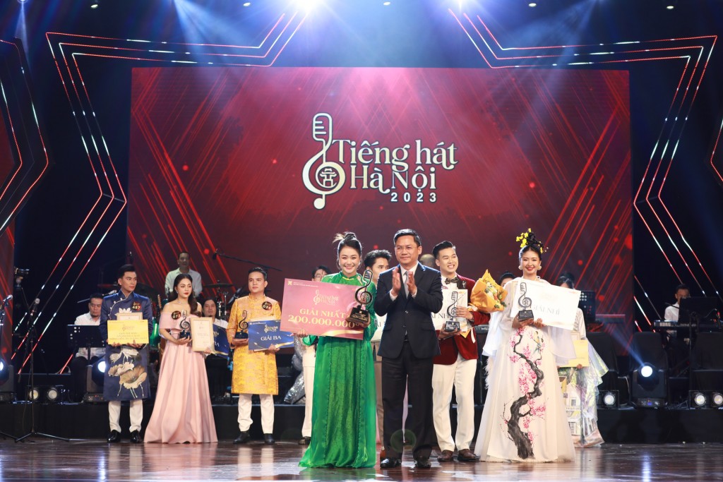 Phó Chủ tịch UBND thành phố Hà Nội Hà Minh Hải trao giải Quán quân cho thí sinh Trần Thị Vân Anh.