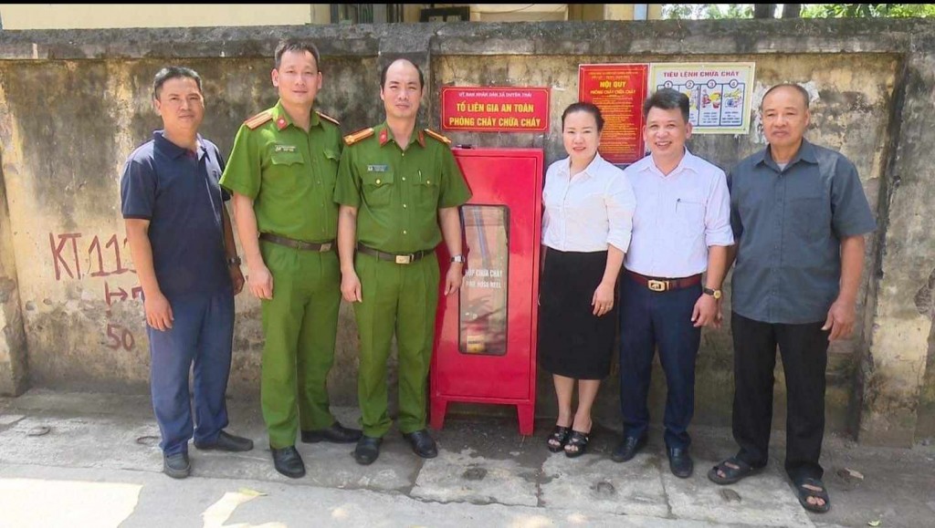 Lãnh đạo đội phòng cháy chữa cháy tham gia lắp các điểm chữa cháy công cộng tại xã duyên thái