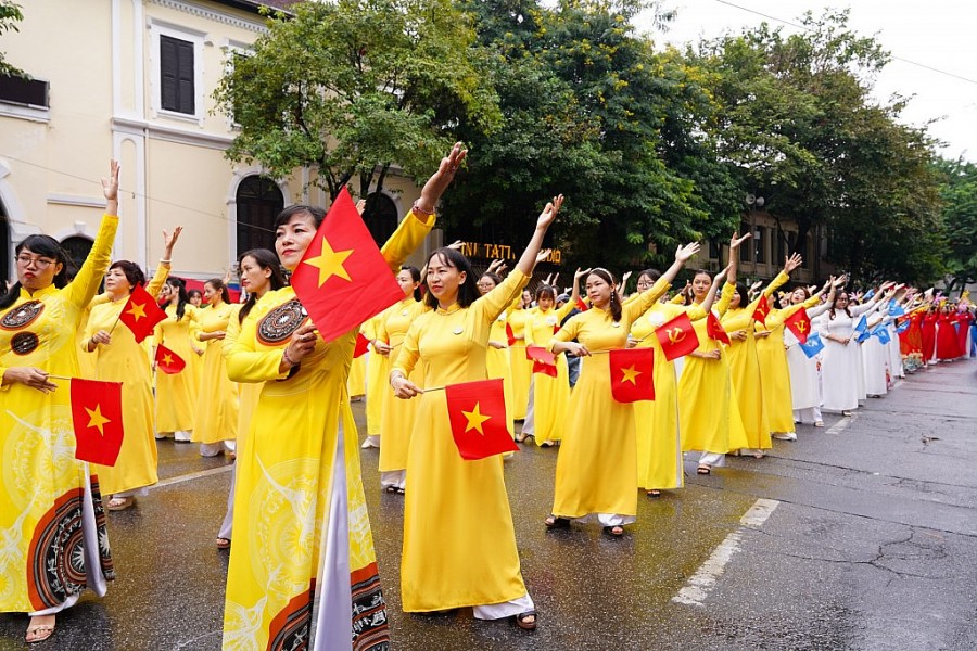 Các khối tham gia diễu hành tại Chương trình Đồng diễn Áo dài “Phụ nữ Thủ đô - hội nhập phát triển” năm 2023