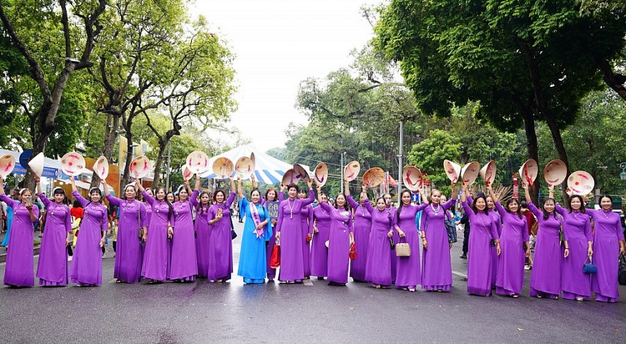 Đồng diễn áo dài “Phụ nữ Thủ đô - Hội nhập và phát triển”