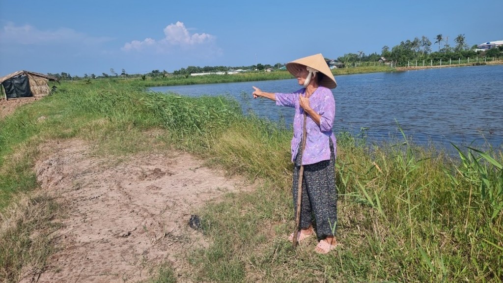 Gia đình Mẹ Việt Nam anh hùng bị láng giềng lấn đất