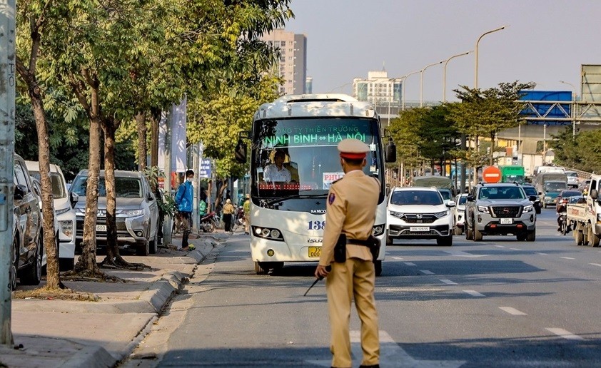 Hàng loạt xe khách vi phạm dừng đỗ đón trả khách dọc đường