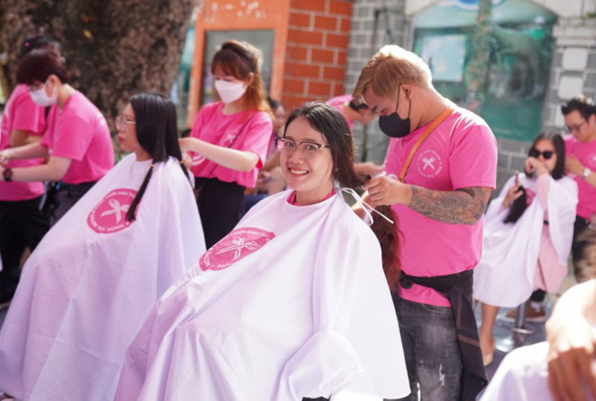 Các tình nguyện viên hiến tóc cho bệnh nhân ung thư