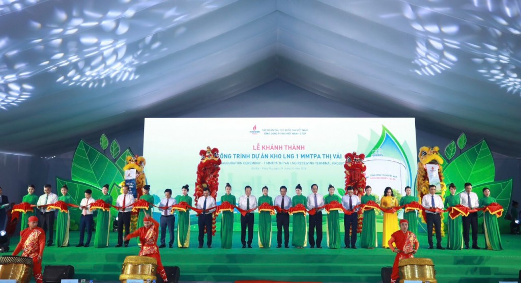 Phó Thủ tướng Trần Lưu Quang và các đại biểu cắt băng khánh thành Kho cảng Khí thiên nhiên hóa lỏng (LNG) Thị Vải 1 triệu tấn/năm - Ảnh: VGP/Hải Minh