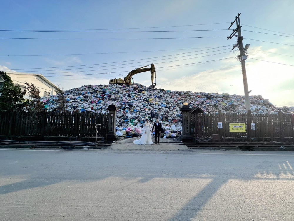 cạnh núi rác với hy vọng sẽ thuyết phục mọi người hạn chế tạo ra rác thải (Ảnh: CNA)
