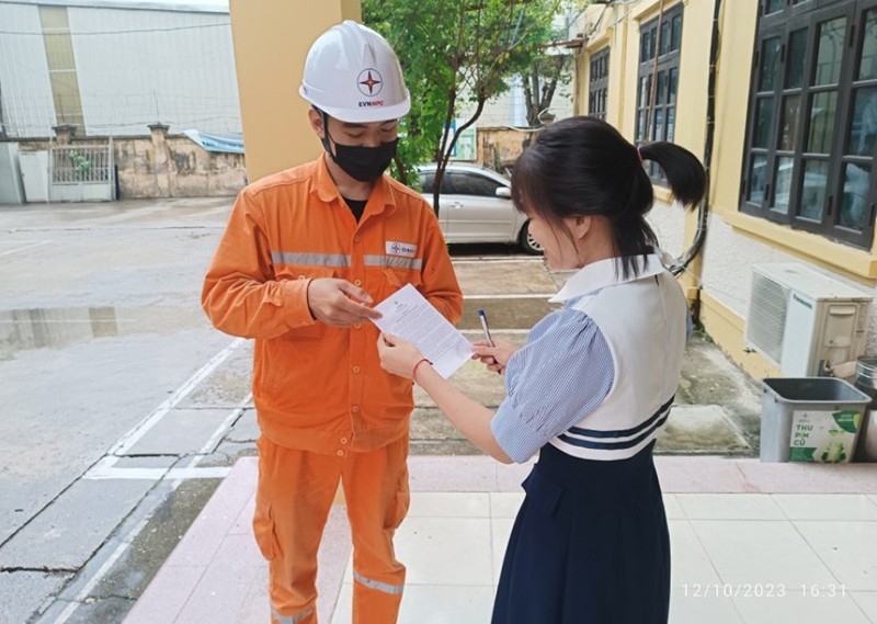 Điện lực Quế Võ (PC Bắc Ninh) phát tờ rơi tuyên truyền thay đổi lịch GCS