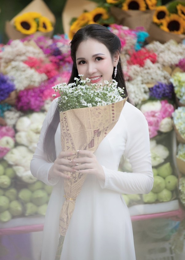 Á hậu Anh Sa thể hiện thành công vẻ đẹp thướt tha của người con gái Việt Nam trong tà áo dài