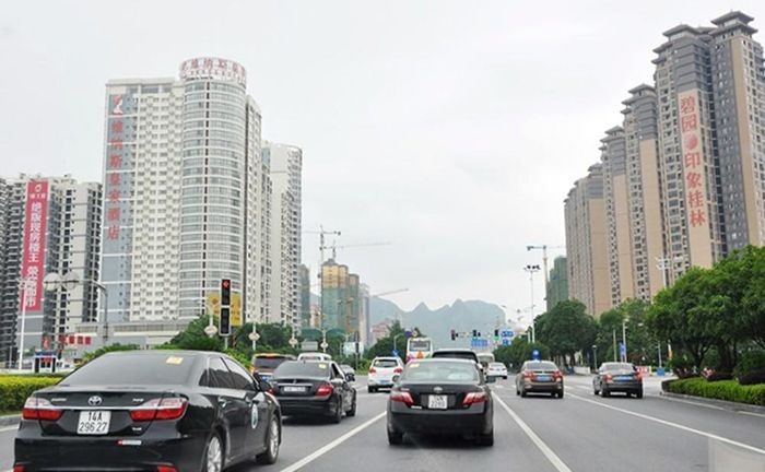 Xe du lịch tự lái Việt Nam tham gia giao thông tại thành phố Quế Lâm (Trung Quốc) năm 2018.