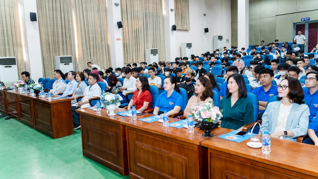 Toàn cảnh lễ khai mạc Ngày hội hiến máu tình nguyện tại trường Cao đẳng nghề công nghiệp Hà Nội