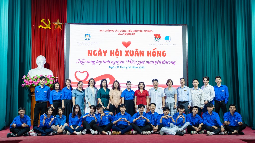 Các đại biểu cùng lực lượng thanh niên tình nguyện trong hoạt động Ngày hội hiến máu tình nguyện