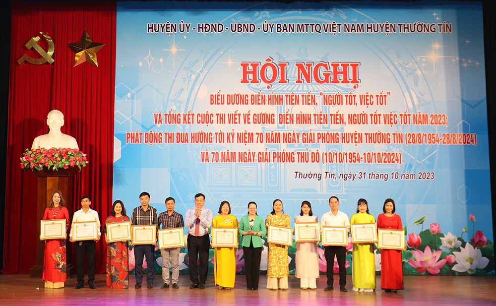 Bí thư Huyện uỷ Thường Tín Nguyễn Tiến Minh và Chủ tịch Hội nông dân thành phố Hà Nội tặng bằng khen cho các cá nhân 