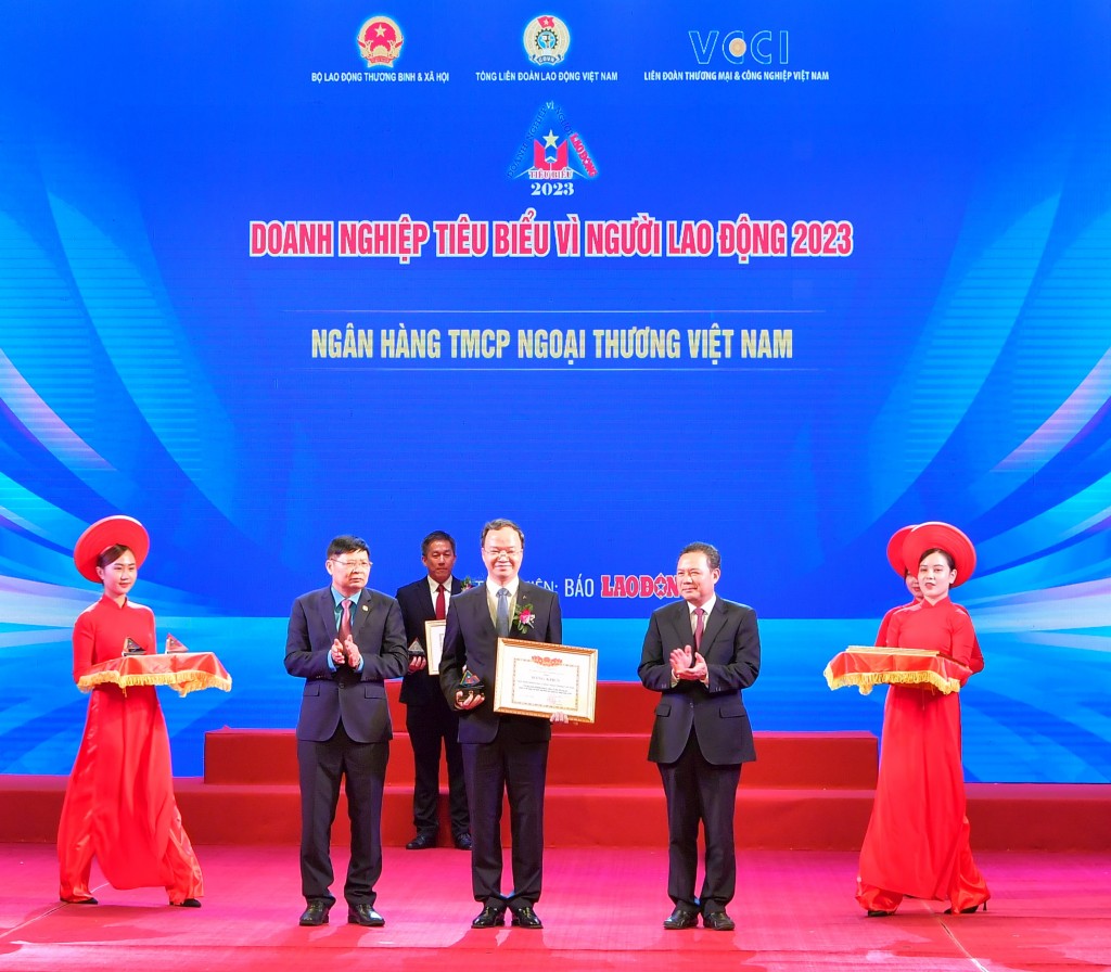 Lê Quang Vinh - Phó Tổng Giám đốc Vietcombank, đại diện Ngân hàng TMCP Ngoại thương Việt Nam nhận vinh danh