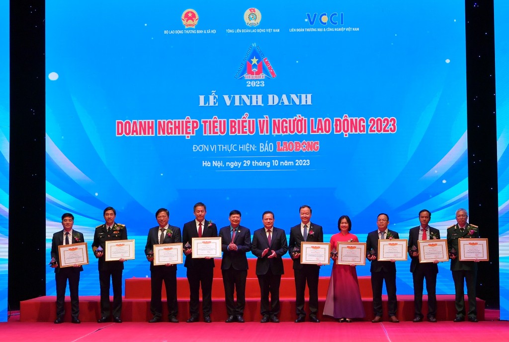 Vietcombank (thứ 6 từ phải sang) và 8 doanh nghiệp khác được nhận Bằng khen “Doanh nghiệp tiêu biểu vì người lao động” do Bộ LĐTB&XH trao tặng
