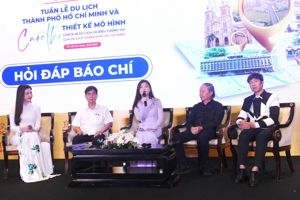 Bà Nguyễn Cẩm Tú, Giám đốc Trung tâm Xúc tiến Du lịch trả lời báo chí các thông tin liên quan đến Tuần lễ Du lịch sáng nay