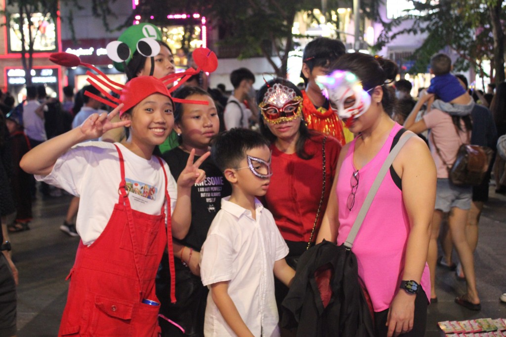 Nhiều bậc phụ huynh cũng hóa trang cùng con em mình để vui Halloween Nhiều bậc phụ huynh cũng hóa trang cùng con em mình để vui Halloween
