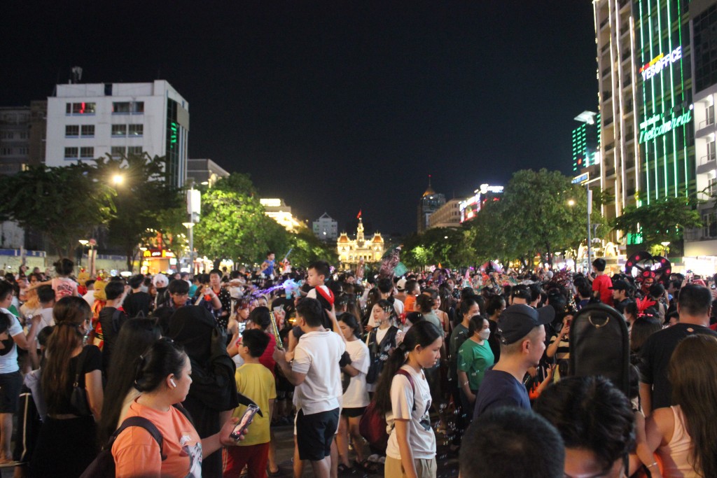 Dù không phải là ngày cuối tuần nhưng rất đông người dân TP Hồ Chí Minh đã đổ về phố đi bộ Nguyễn Huệ Dù không phải là ngày cuối tuần nhưng rất đông người dân TP Hồ Chí Minh đã đổ về phố đi bộ Nguyễn Huệ