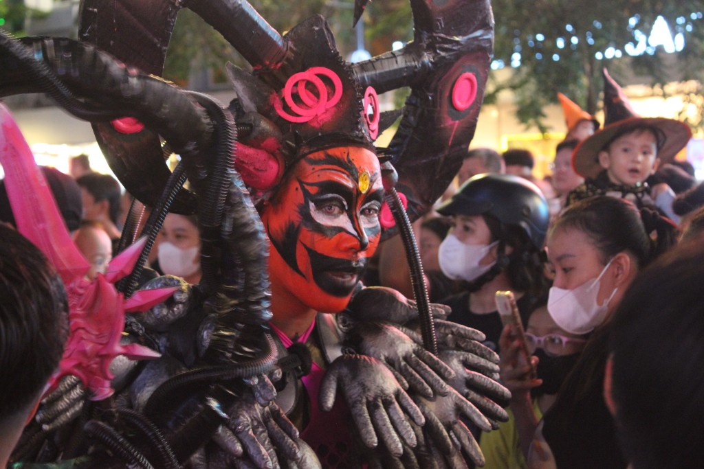Theo văn hóa phương Tây, lễ hội Halloween là dịp tri ân người đã mất, đối với giới trẻ ngày này được coi như một ngày tết, một lễ hội vui nhất trong năm, mang trong mình sự kỳ bí và sức hấp dẫn. Trong những ngày diễn ra lễ hội, mọi người đua nhau trang trí những hình nộm: phù thủy, mèo đen, bí ngô lập lòe ma quái; hóa trang, mặt nạ, tạo hình nộm Theo văn hóa phương Tây, lễ hội Halloween là dịp tri ân người đã mất, đối với giới trẻ ngày này được coi như một ngày tết, một lễ hội vui nhất trong năm, mang trong mình sự kỳ bí và sức hấp dẫn. Trong những ngày diễn ra lễ hội, mọi người đua nhau trang trí những hình nộm: phù thủy, mèo đen, bí ngô lập lòe ma quái; hóa trang, mặt nạ, tạo hình nộm