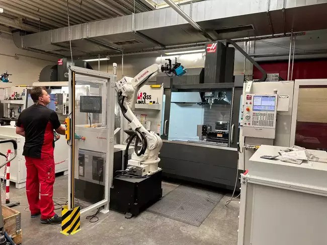 Một con robot đang làm việc tại công ty Rolec Gehause-Systeme ở Rinteln, Đức (Ảnh: Reuters)