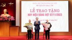 157 đảng viên huyện Gia Lâm nhận Huy hiệu Đảng