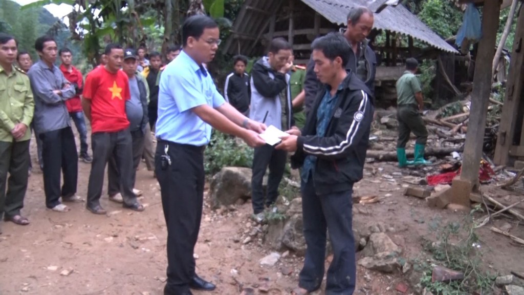 Lãnh đạo huyện Hà Quảng thăm hỏi, động viên, trao hỗ trợ cho gia đình người bị nạn