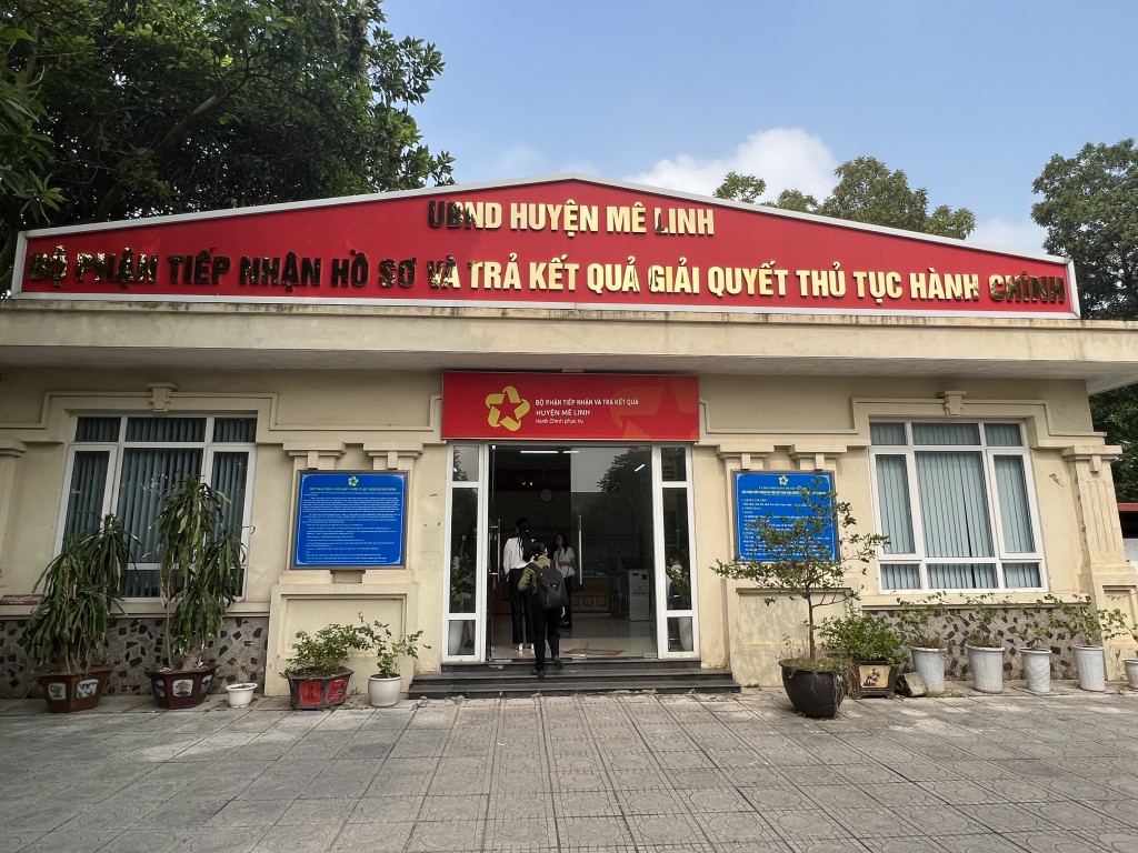 Đoàn công tác kiểm tra tại bộ phận tiếp nhận hồ sơ và trả kết quả giải quyết thủ tục hành chính của huyện Mê Linh
