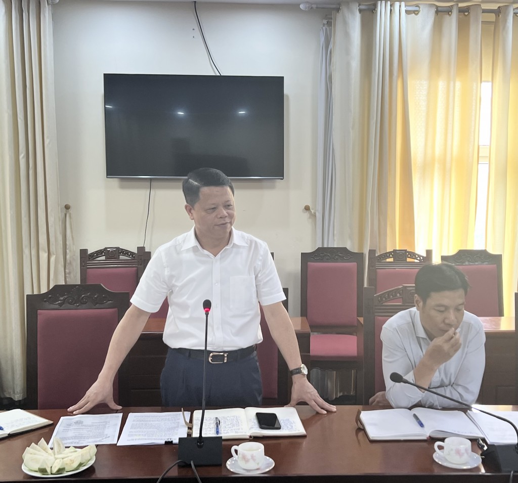 Đồng chí Lê Văn Khương - Phó Chủ tịch UBND huyện Mê Linh tiếp thu ý kiến của đoàn công tác