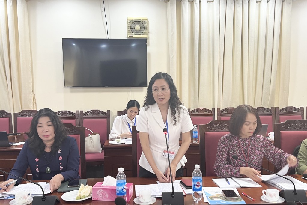 Đồng chí Nguyễn Thị Huệ - đại diện Ban Dân vận Thành ủy Hà Nội phát biểu đóng góp ý kiến tại buổi làm việc