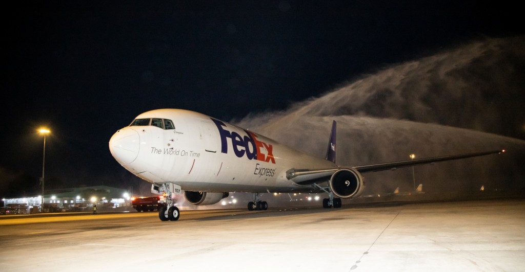 Nghi thức phun vòi rồng đón máy bay, chào mừng chuyên cơ vận tải Boeing 767 đầu tiên của FedEx được sử dụng cho các chuyến bay tối mỗi tuần, kể từ ngày 31/10/2023