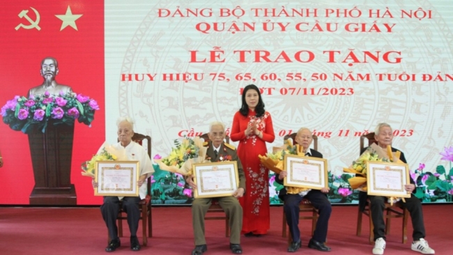 323 đảng viên quận Cầu Giấy được trao Huy hiệu Đảng