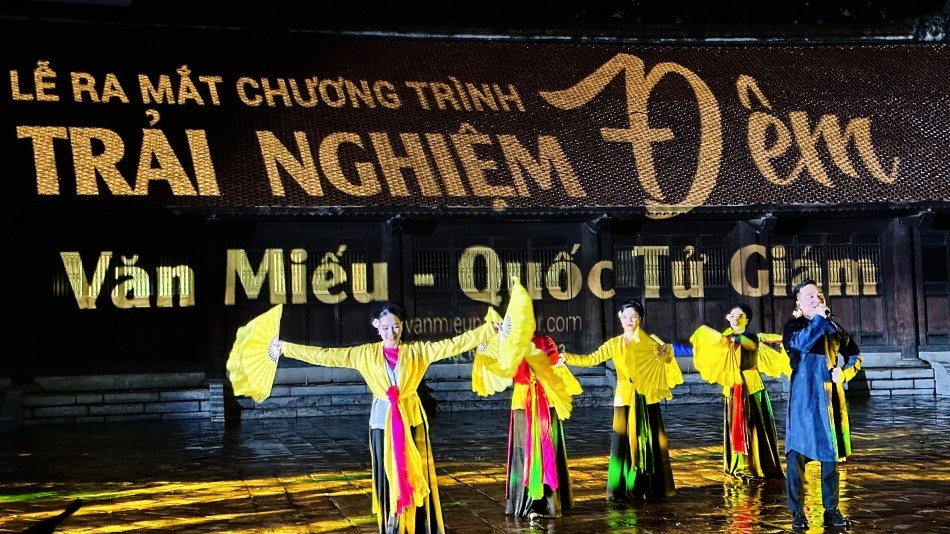 Tour du lịch đêm “đánh thức” tiềm năng di sản Thăng Long