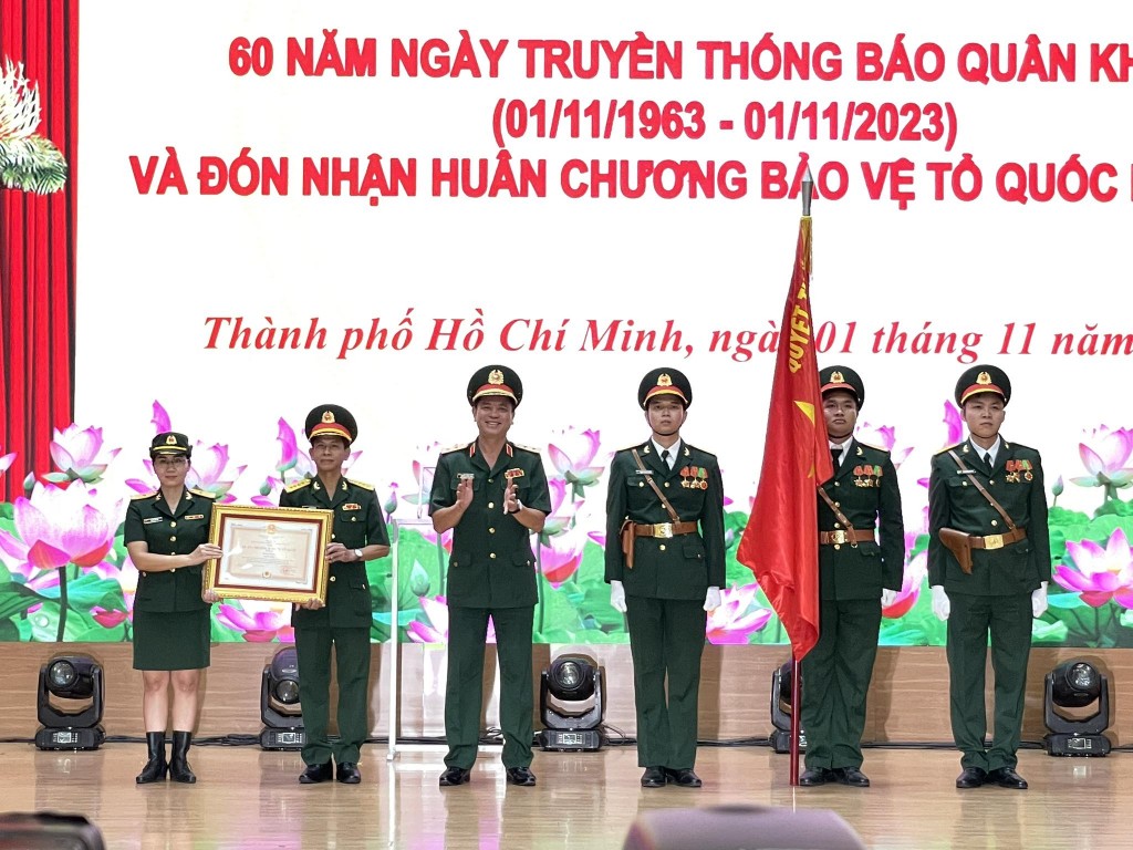 thừa ủy quyền của Chủ tịch nước, Trung tướng Nguyễn Trường Thắng - Ủy viên Trung ương Đảng, Tư lệnh Quân khu 7 đã trao Huân chương Bảo vệ Tổ quốc hạng Ba cho Báo Quân khu 7.