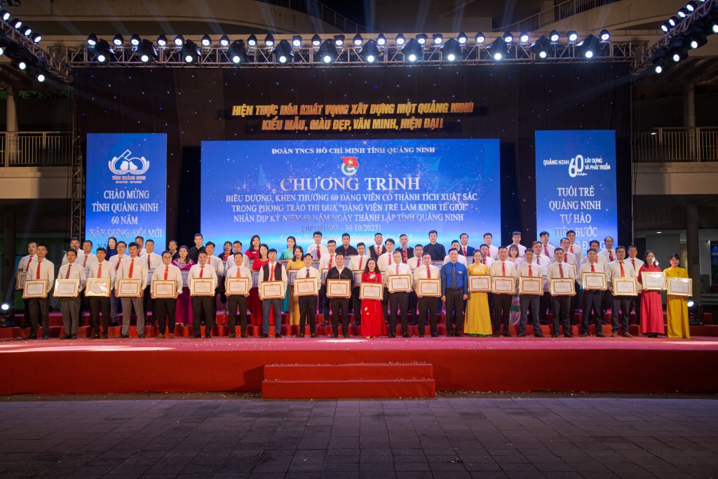 60 đảng viên trẻ làm kinh tế giỏi được nhận bằng khen của BCH Đảng bộ tỉnh.
