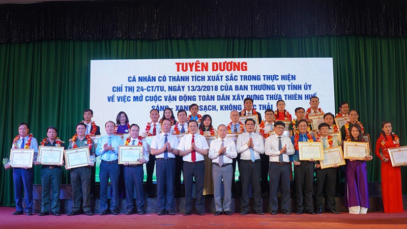 Tặng bằng khen cho 26 tập thể và 26 cá nhân có thành tích xuất sắc trong Cuộc vận động toàn dân xây dựng TT - Huế sáng - xanh - sạch, không rác thải (Ảnh tinhuytth.gov)