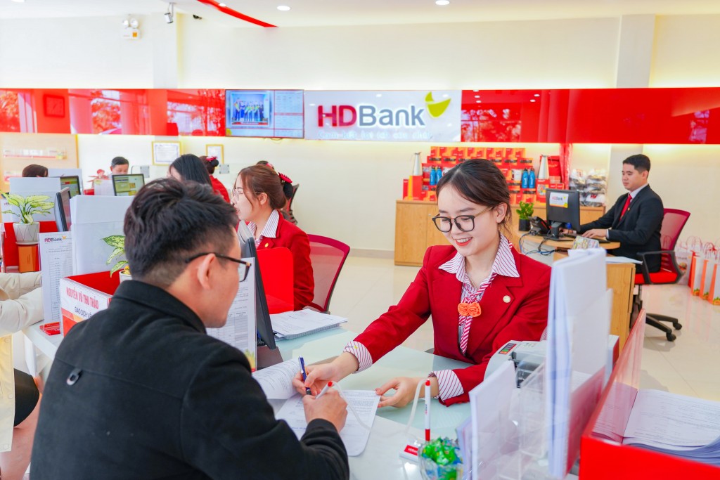 Khách hàng nhận thưởng hàng trăm triệu đồng khi gửi tiết kiệm tại HDBank