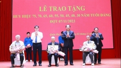 284 đảng viên quận Hai Bà Trưng nhận Huy hiệu Đảng