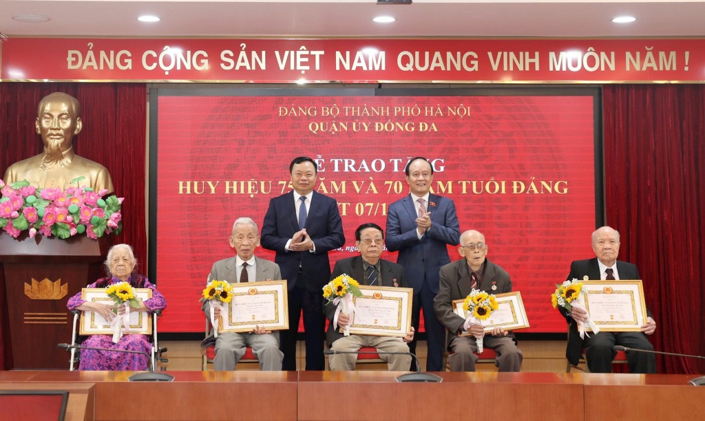 Trao Huy hiệu Đảng cho đảng viên lão thành quận Đống Đa