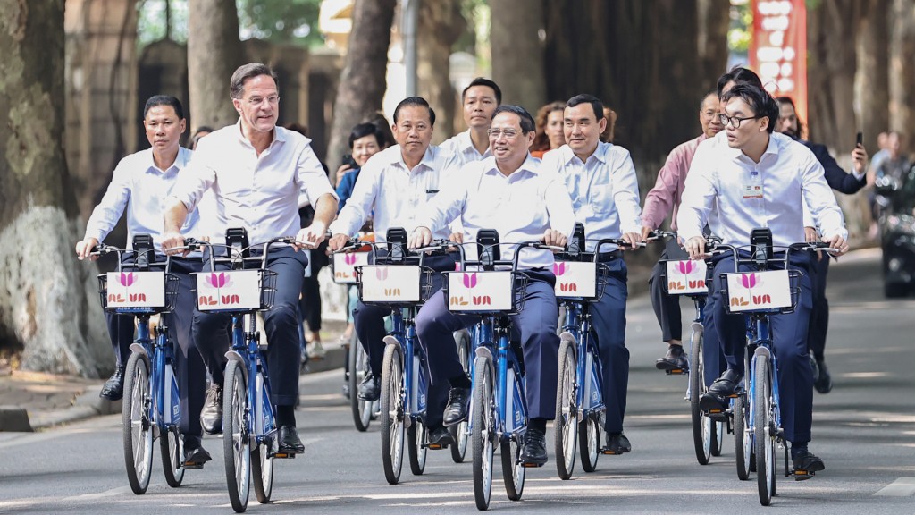 Hai Thủ tướng Việt Nam - Hà Lan cùng đạp xe dạo phố Hà Nội