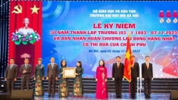 Trường Đại học Mở Hà Nội đón nhận Huân chương Lao động hạng Nhất