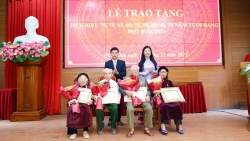 95 đảng viên huyện Quốc Oai được trao tặng Huy hiệu Đảng